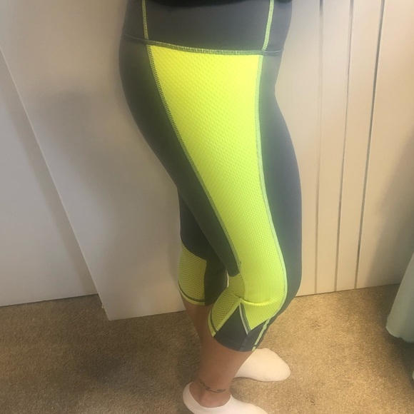 Victoria’s Secret Small Sport Crop Yoga Skinny Capri lime green mesh - Picture 3 of 8